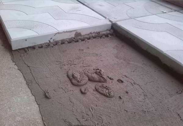 Как уложить тротуарную плитку на бетонную основу – Инструкция по .