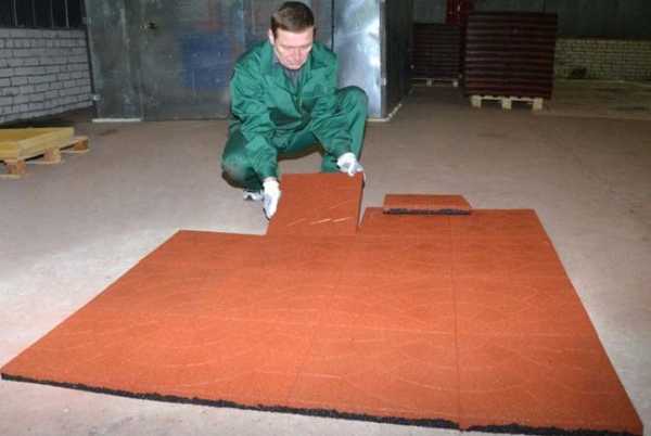 как клеить резиновую плитку на бетон